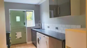 5 Bed, 2 Bath Home + Terrace, Garden & Parking - Image 2