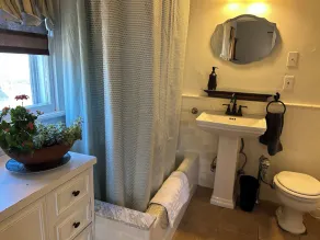 Easy access elegance, minutes from 95, colleges, Gillette and Providence. - Image 5
