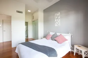 Modern One Bedroom on Top Floor, Parking and Wifi-Walk to Ferry, Shops and Cafes - Image 4