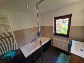 Sanierte, moderne und helle Wohnung in ruhiger Lage für 2 bis 5 Personen - Image 3