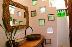5 min walk to town/beach Quaint 4 BR Eco Lodge - Image 4