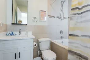 Cheerful 2-bedroom home with free parking - Image 3