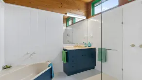 A1 Location By The Sea - Beautiful spacious home next to the ocean - Image 3