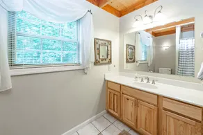Cozy Dog Friendly Blue Home Near Lake w/ Huge Yard - Image 4