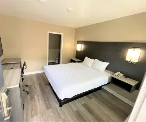 Shangri-La Motel - Image 5