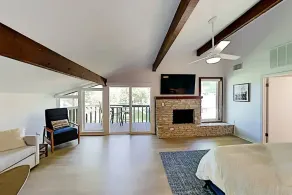 Beautiful Mid-Century Modern Lakehouse - Image 5