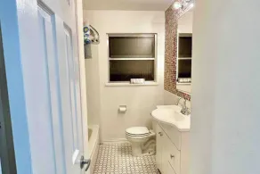Lake Travis Bungalow in Jonestown - Image 2