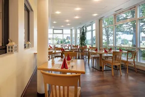 XZLLENZ Hotel - Image 4