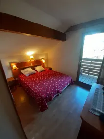 Quiet half chalet on one level, not overlooked. - Image 5