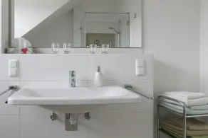 Rummelig lejlighed med balkon og elevator med udsigt over bjergene - Image 5