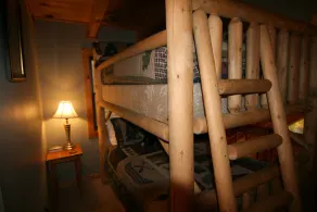 2 milles à raquette isolée Log Cabin 3BR sur 9 acres Hot Tub Waterfall - Image 5