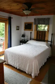 Saint George Lake, Charme Waterfront Cottage - Image 3