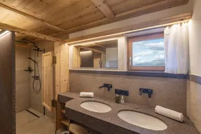 Slopeside Mountain House With Hot Tub - Image 3