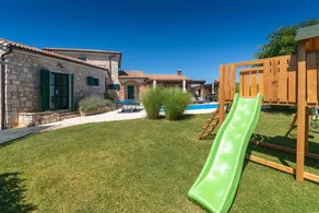 Villa with pool, 8 persons, quiet location, well-kept garden plot - Image 2
