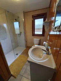 Lodge mit Whirlpool und Blick auf den Angelsee mit eigenem Angelhaken - Image 3