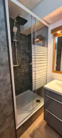 En dejlig stueetagen lejlighed med fælles indendørs og udendørs swimmingpool. - Image 5