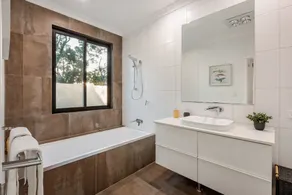 STYLISH & LUXE CONTEMPORARY ESCAPE SURROUNDED BY GORGEOUS NATURAL BUSHLAND - Image 5