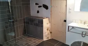 Usædvanlig gîte i klippen med udsigt over garriguen - Image 2