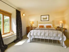 PITTARDS FARM COTTAGE, romantic, with a garden in South Petherton - Image 5