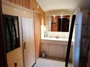 En-etagers hytte på kanten af søen på 1 hektar uklanderligt land med sauna - Image 3