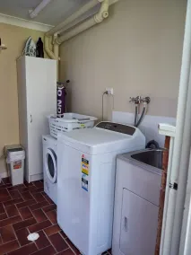 Uma atirar pedras em Mollymook Praia - Image 2