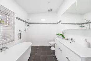 Stylish light-filled 2BR characterful cottage - Image 2