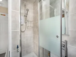 2 bedroom accommodation in Looe - Image 4