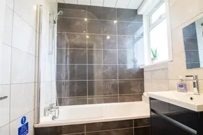 Bright and Stylish 3-Bed Flat in Glasgow - Image 2