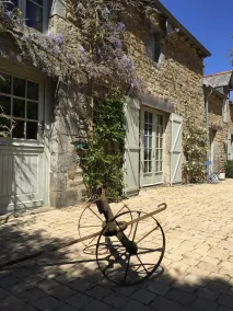 Spacious country retreat in a rural setting with 7.5 acre private wood - Image 3