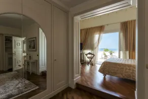 Elegant lake view villa with swimming pool - Image 4
