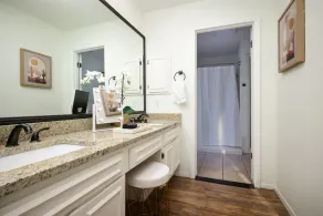 Minutes from airport, hot tub, pool, mini golf, game room - Image 3