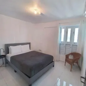 Apartamento con cocina, parking y wifi a minutos de la playa en Arecibo 2105 - Image 4
