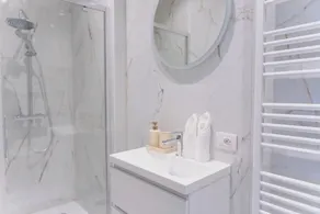 One Lux Stay Near Central Station - Image 3