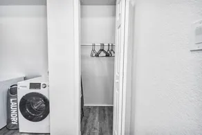 Guesthouse in ideal location with private entrance - Image 2