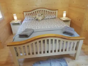 Log cabin on the lake - Sleeps 4 & jacuzzi - Image 4