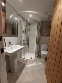 Former showhome with indoor pool & gym - Image 4