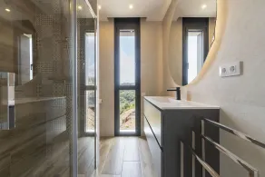 Luxury Seafront Villa near Barcelona - Image 2