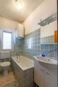 Apartamento de tres habitaciones con terraza y vista al mar Povlja, Brac (A-16792-a) - Image 2