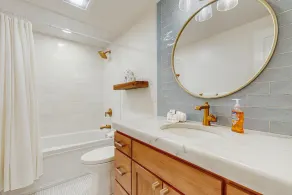 Lovely home with mountainview, fireplace, tennis, skiing, & washer/dryer - Image 4