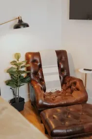 Modern Studio unit next to downtown Medford. Features a plush King bed, private outdoor space, fast WiFi, and a well-equipped mini-kitchen. Perfect for couples or solo travelers. - Image 2