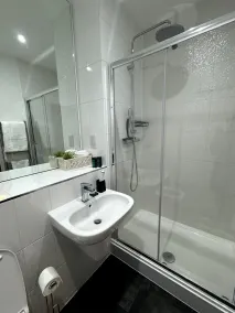Cozy Bracknell Apartment with Modern Amenities - Image 4
