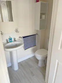 Beautiful 4 Bed house with large garden near the sea - Image 4