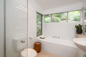 Uralla House - Urban Bush Retreat, centrally located with 2 Master Bedrooms - Image 3
