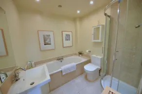 Unique open plan house in central Windsor pet friendly + parking - Image 2