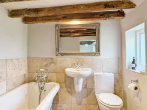 The Milk House -  a cottage that sleeps 4 guests  in 2 bedrooms - Image 3