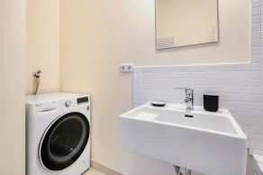 Ideal Donaustadt 2BR w/ Elevator, Doorman, near U1 & UN HQ, by Blueground - Image 3