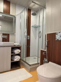 New York Houseboat - Image 3