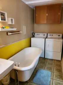 Enjoy this year round cottage centrally located to all Lakeside has to offer. - Image 2