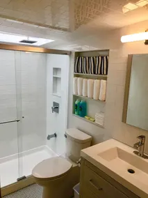 Renovated Cozy Chic North Fork Cottage, steps away from the Beach & Wine Trail!! - Image 3