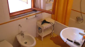 Villa de Cuatro Familias con Jardín en el Corazón del Bosque de Pinos - Image 2